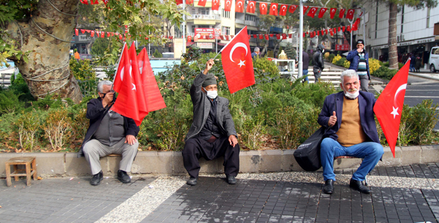 Kahramanmaraş’ta “Bayrak olayı”nın 101. yıl dönümü anısına Türk bayrağı dağıtıldı