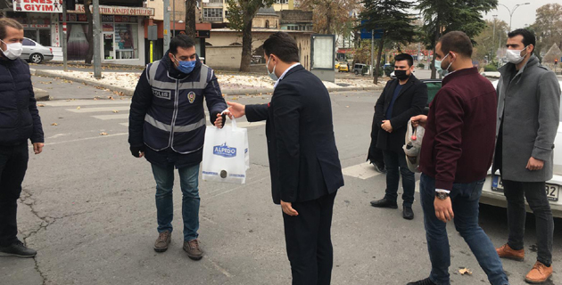 Kahramanmaraş’ta polislere tatlı ikramı