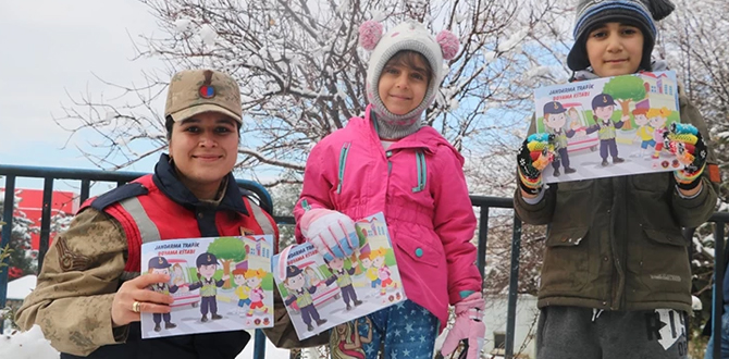 Jandarma, çocukların kar sevincine ortak oldu
