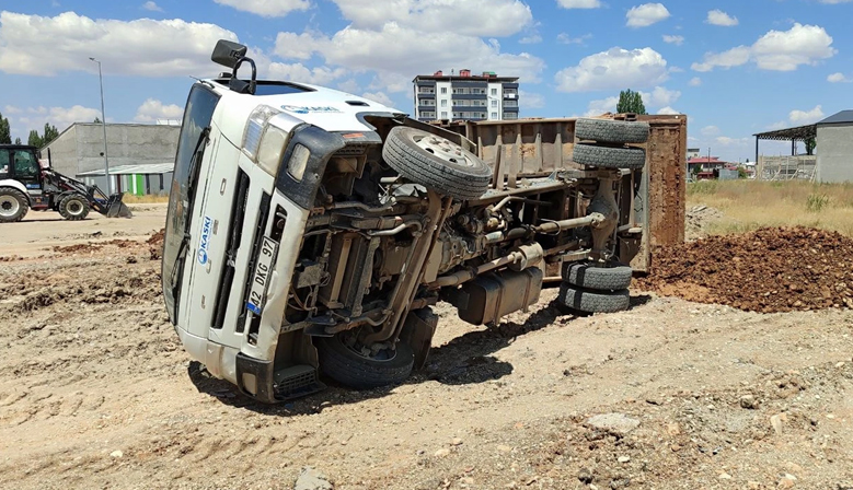 Kahramanmaraş’ta hafriyat boşaltırken devrilen kamyonun sürücüsü yaralandı