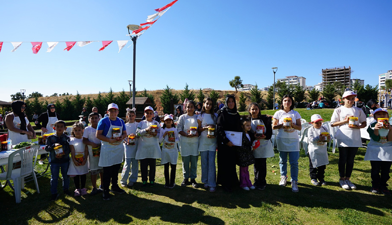 Kahramanmaraş’ta Anneler ve Çocuklar Turşu Kurdu