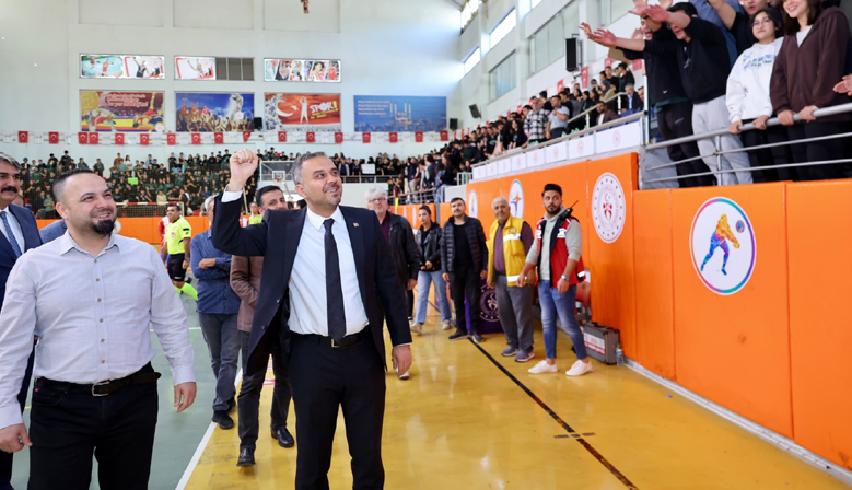 Başkan Toptaş, Cumhuriyet Spor Şöleni futsal finalini izledi