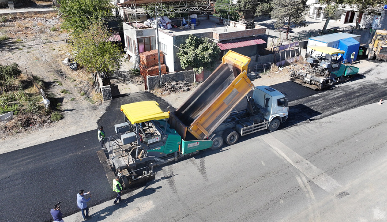 Büyükşehir Türkoğlu’nun Ana Caddesinde Asfalta Başladı