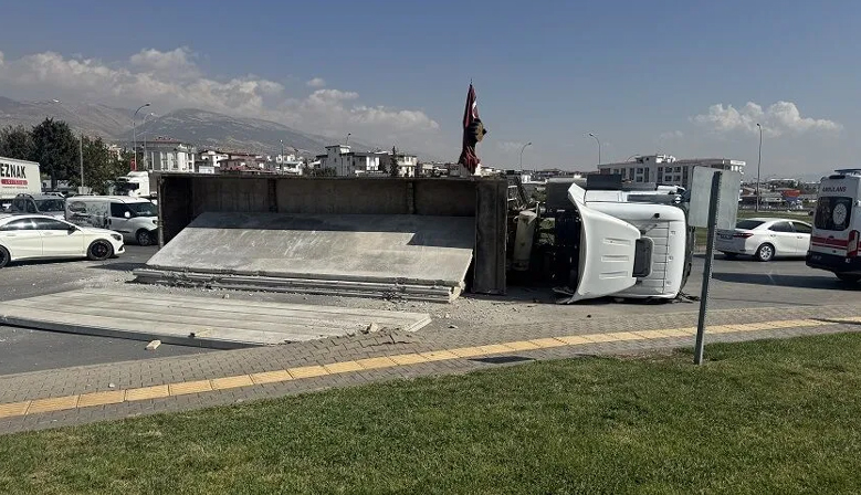 Kahramanmaraş’ta beton blok yüklü tır devrildi