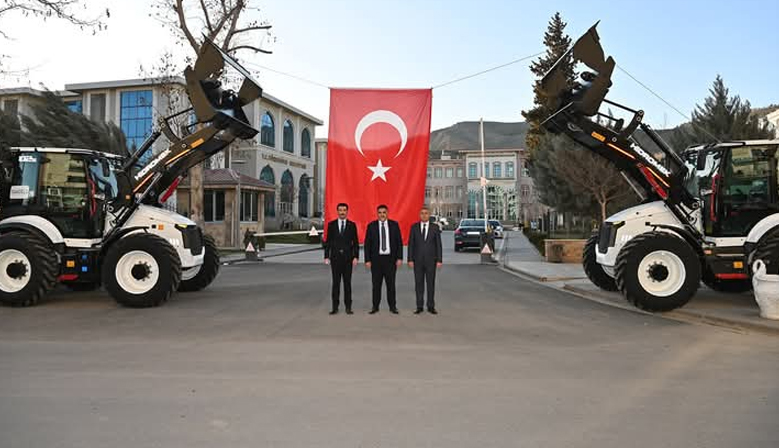 Türkoğlu’nda dev kazıcılarla daha etkin ve hızlı hizmet