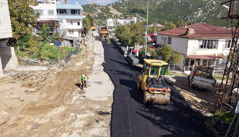 Kahramanmaraş Büyükşehir Belediyesi Andırın’da 2 Kilometrelik Arteri Sıcak Asfaltla Kaplıyor