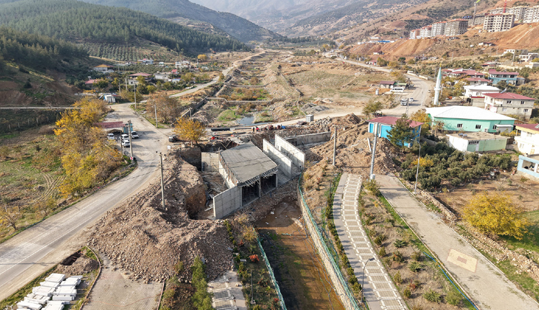 Kahramanmaraş’ta Şekeroba Köprüsü Hızla Yükseliyor