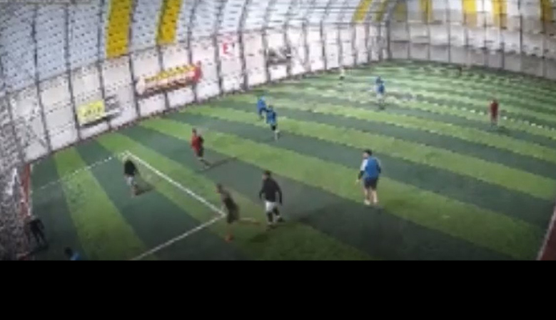 Kahramanmaraş’ta halı sahada bir anda yere yığıldı