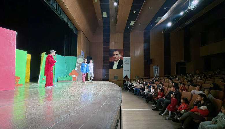 “Küçük Cesaretler Kulübü” Minik İzleyicilere Unutulmaz Bir Gün Yaşattı