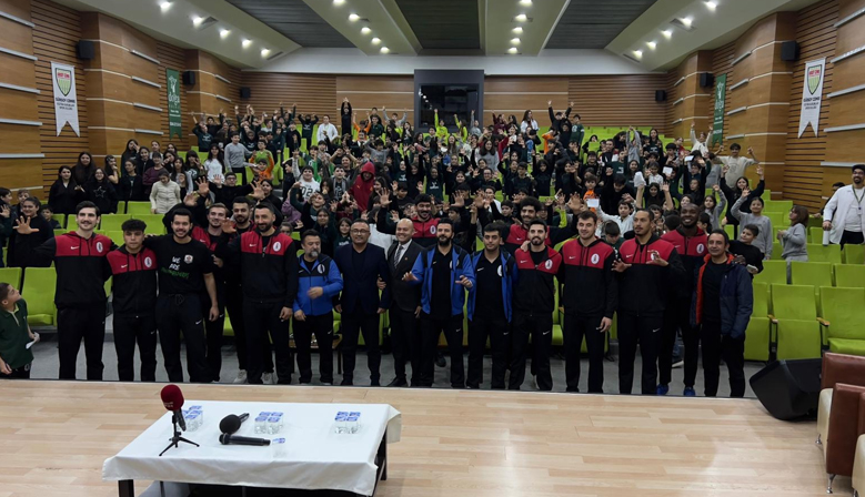 Onikişubat Belediyespor’un voleybolcuları, Kahramanmaraşlı gençlere ilham oluyor
