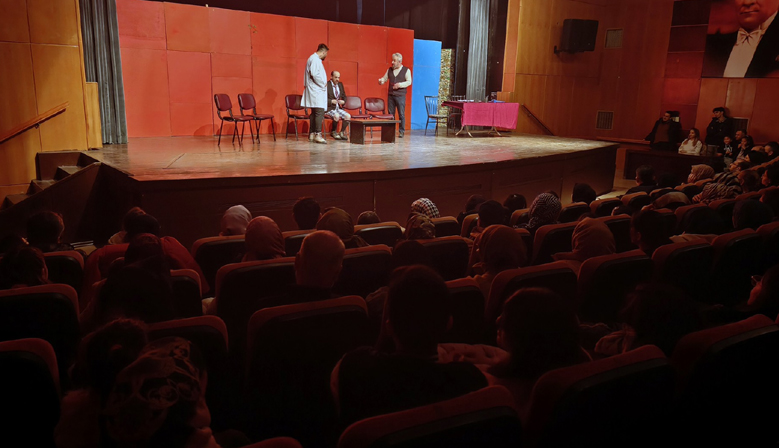 “Deliriyorum Haberin Olsun” Gösterisi Tiyatroseverleri Kahkahaya Boğdu