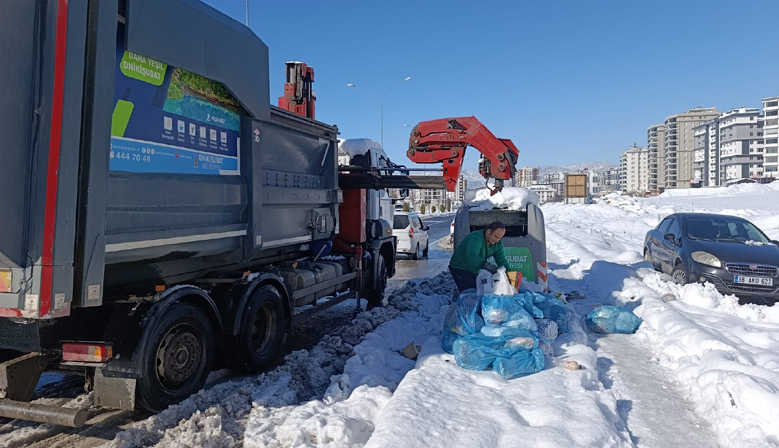 Zorlu kış şartlarına rağmen Onikişubat’ta temizlik hizmetleri aksamıyor