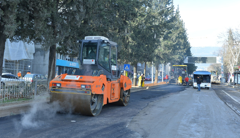Azerbaycan Bulvarı’nda Yol Konforunun Artırılması İçin Büyükşehir Gece Gündüz Sahada