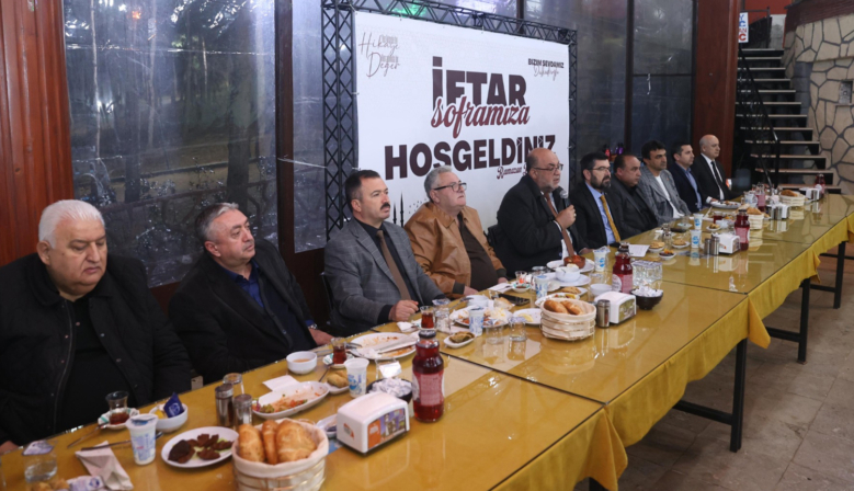 BAŞKAN AKPINAR, 105 MAHALLE MUHTARIYLA İFTARDA BULUŞTU