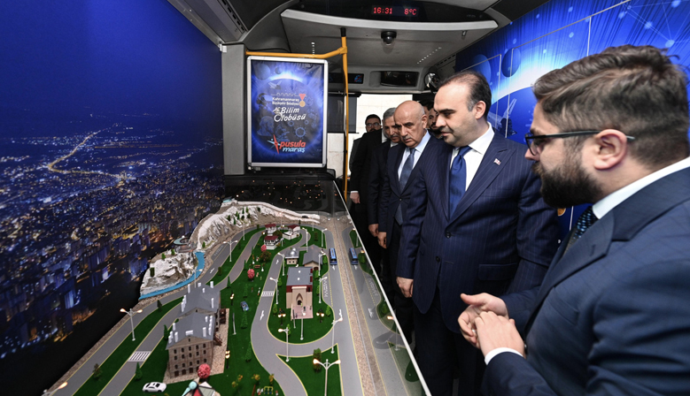 Bakan Kacır’dan Büyükşehir’in Bilim Otobüsü’ne Övgü