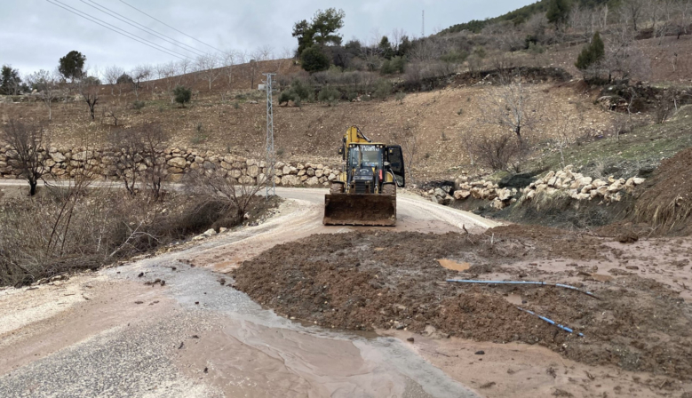 Büyükşehir, Sağanak Yağışların Vurduğu Kırsal Mahalle Yollarında da Görev Başında