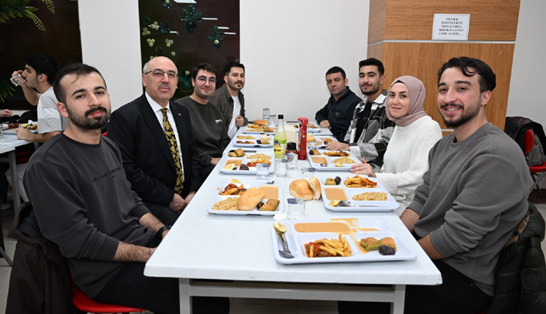 Rektör Ak, Öğrencilerle İftarda Buluştu