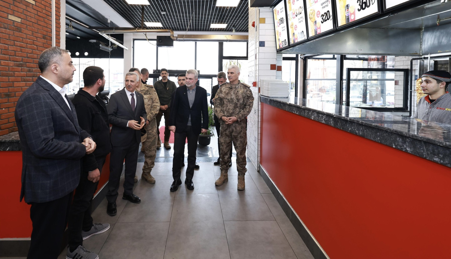 Başkan Görgel ve Vali Ünlüer, Uzunçarşı’da Esnaf ve Vatandaşlarla Bir Araya Geldi