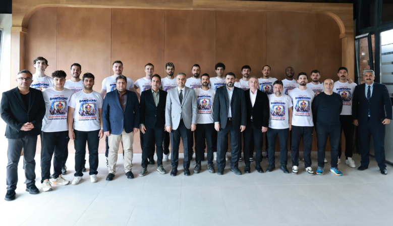 Başkan Toptaş, Efeler Ligi’ne yükselen Onikişubat Belediye Spor ile şampiyonluk yemeğinde buluştu