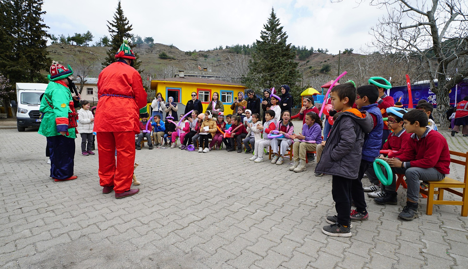 Bilim Otobüsü Çocuklarla Buluştu