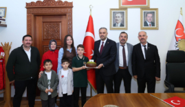 Başkan Hanifi Toptaş, 23 Nisan’da koltuğunu minik Halil Sami’ye devretti