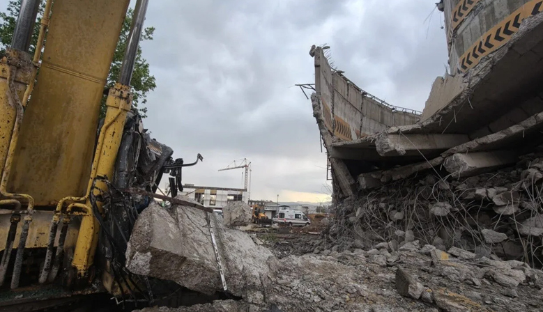Kahramanmaraş’ta Arasa Otoparkı Yıkımında Kepçe Operatörü Enkaz Altında Kaldı