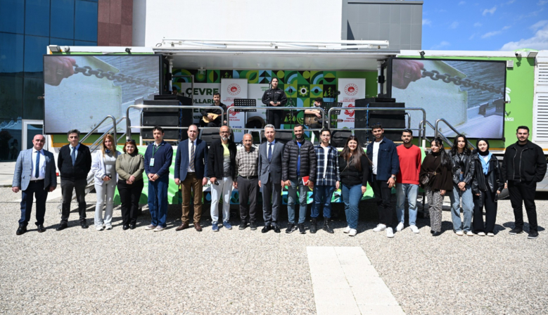 Rektör Okumuş, Yeşil Kampüs Festivalinde Stantları İnceledi