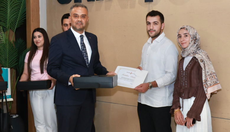 Onikişubat Belediyesi’nin Evlilik Okulu’nu tamamlayan ilk 50 çift sertifikalarını aldı