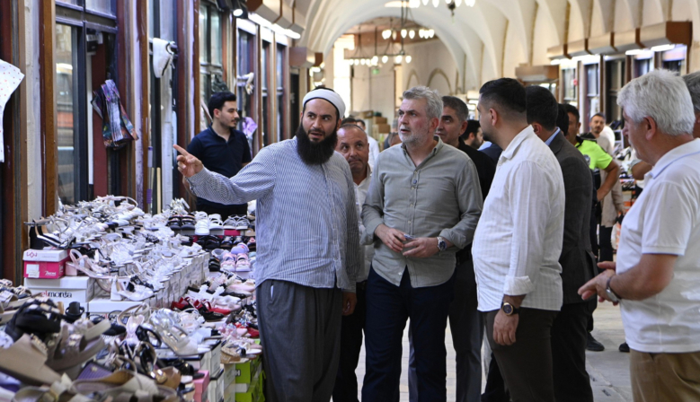 Başkan Görgel, Kapalı Çarşı’da Esnaf ve Vatandaşlarla Bir Araya Geldi