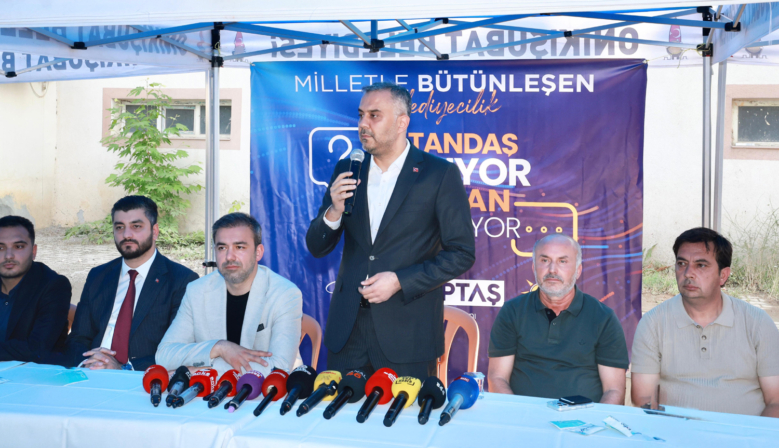 Başkan Toptaş önce aşure dağıttı, sonra vatandaşların sorularını yanıtladı
