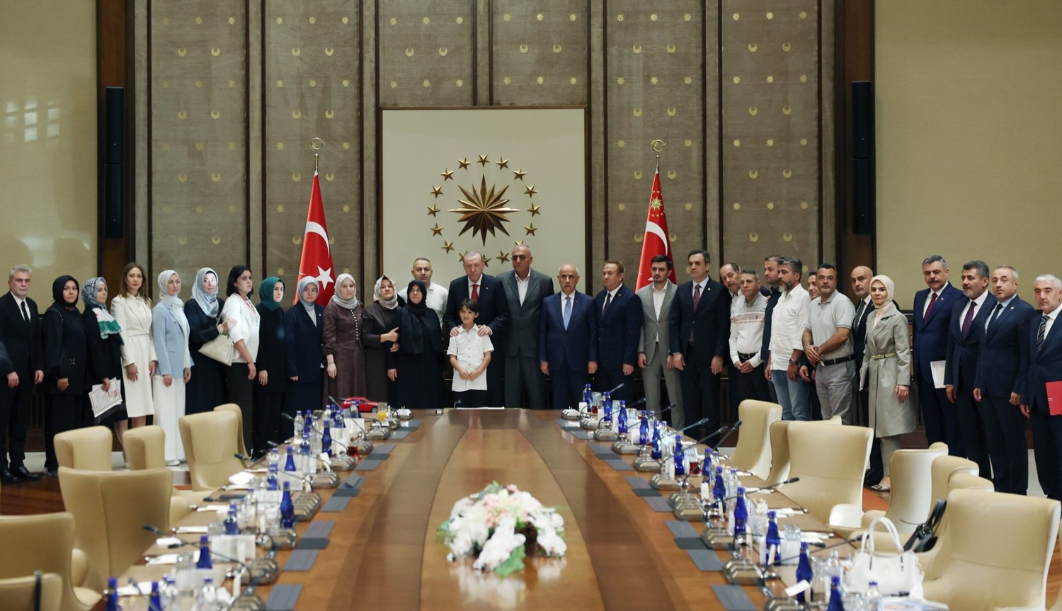 Cumhurbaşkanı Erdoğan, Ayser Çalık Ortaokulu Şehitlerinin Aileleriyle Bir Araya Geldi