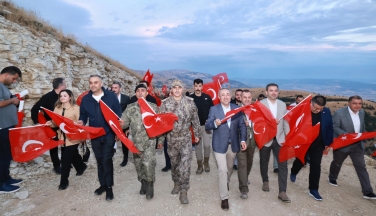 Dünyanın en büyük Türk bayrağında anlamlı 30 Ağustos Bayrağa Saygı Yürüyüşü