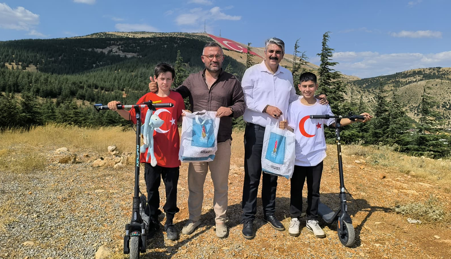 Scooterlarını bayrak sevgisi için sürdüler, zirvede dünyanın en büyük ay yıldızıyla buluştular
