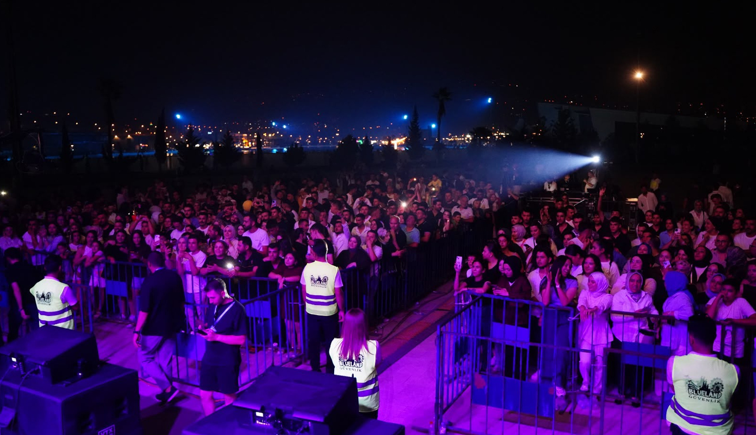 Onbinlerce kişinin coşkuyla katıldığı Blueland Gençlik Festivali Sona Erdi