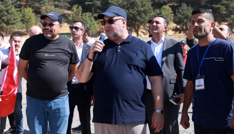 YALNIZ ARDIÇ’TA GÖKYÜZÜ RENKLENDİ, FESTİVALİNİN İLK GÜNÜ COŞKUYLA TAMAMLANDI