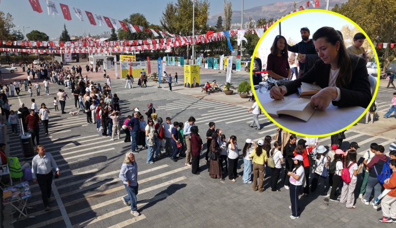 Şermin Yaşar, Kitap Fuarı’nda Okurlarıyla Buluştu